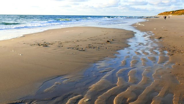 Wellen am Nordsee Strand  im sp&auml;ten Sonnenlicht