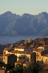 Fototapeta na wymiar Village de Piana, dans les Calanches sur l'île de Corse, France