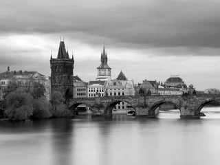 Afwasbaar Fotobehang Zwart wit Karelsbrug in de bewolkte avond, Prague