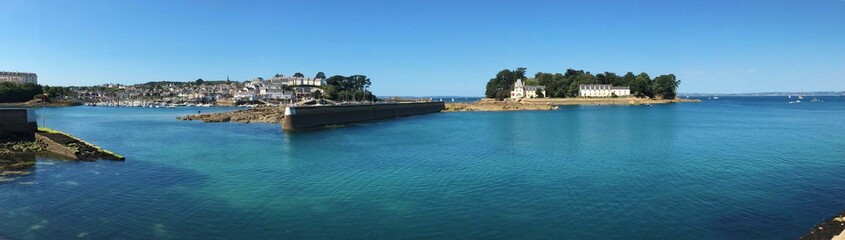 Tr&eacute;boul et L&rsquo;&Icirc;le Tristan vu du vieux port de Rosmeur &agrave; Douarnenez en Bretagne Finist&egrave;re Cornouaille