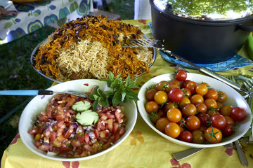 Ein gesundes Mittagessen mit Tomaten und Salaten ist angerichtet