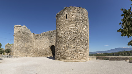 Fototapeta na wymiar scenic old historic castle of Venasque, Provence