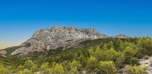 Fototapeta na wymiar mount sainte-victoire in the provence, the Cezanne mountain