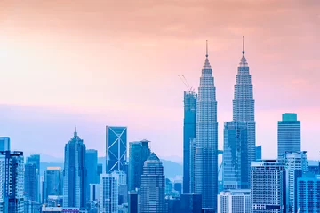 Fotobehang Landschap van de wolkenkrabber van Kuala Lumpur met kleurrijke zonsopganghemel, Maleisië. © sakarin14