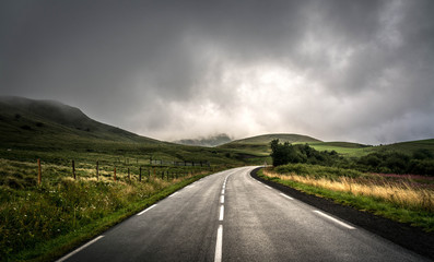 route d'auvergne après la pluie