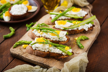 Sandwiches with  asparagus, cottage cheese, pepper and eggs.
