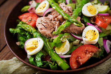 Salad with tuna, tomatoes, asparagus and onion. Salad Nicoise