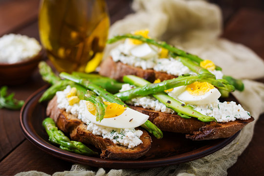 Sandwiches with  asparagus, cottage cheese, pepper and eggs.