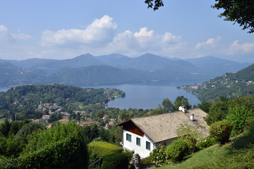 Fototapeta premium veduta del lago d'orta e dell'isola di san giulio