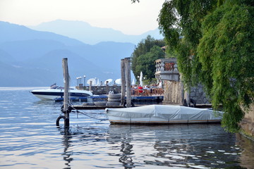 Fototapeta premium veduta del lago d'orta e dell'isola di san giulio