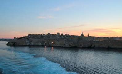 Fototapeta na wymiar La valette, capitale de Malte et la côte nord de l'île