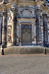 Fototapeta na wymiar Eingang Hofkirche in Dresden Sachsen