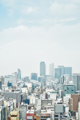 Obraz premium Koncepcja biznesowa - panoramiczny widok z lotu ptaka na panoramę miasta z lotu ptaka ze spiralną wieżą i placem środkowym pod dramatyczną chmurą i porannym jasnym niebem na wieży telewizyjnej Nagoya w Nagoi w Japonii