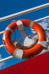 Rettungsring an der Reling eines Schiffes