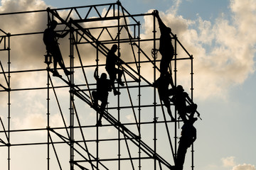 Hombres instalando el andamio. 