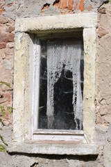 Altes Fenster in verlassenem Haus