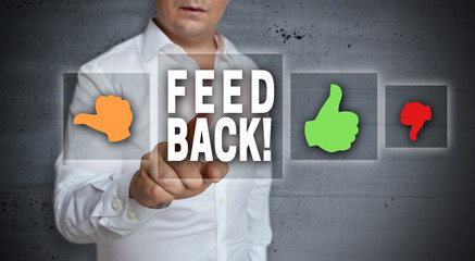Feedback touchscreen wird von Mann bedient