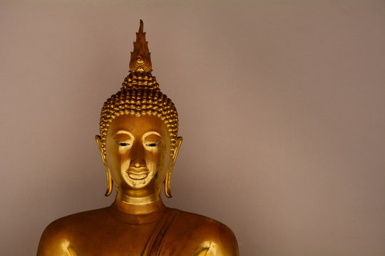 Face of golden buddha statue