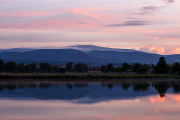 Spiegelung Brocken im See bei Sonnenuntergang