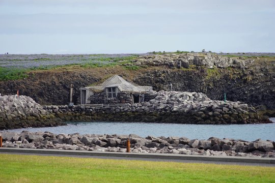 Island: Landschaft am Hafen Keflavik