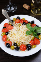 Spaghetti with olives and tomatoes