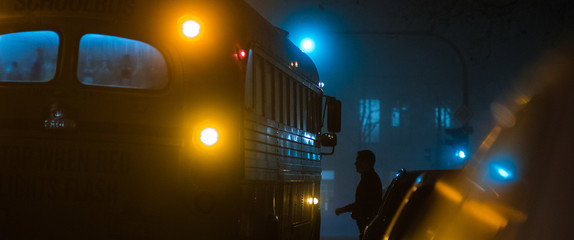 alter Schulbus im Nebel