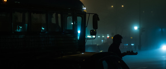 alter Schulbus im Nebel