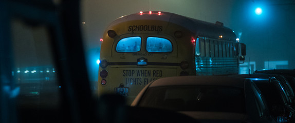 alter Schulbus im Nebel