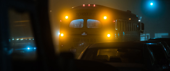 alter Schulbus im Nebel
