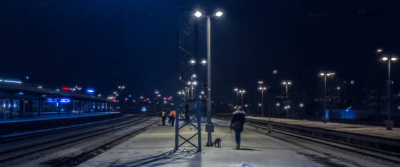 Bahnhof Schnee Nacht