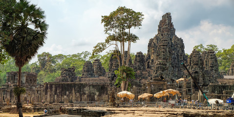 Fototapeta premium Pracownik odnawia świątynię Bayon. Starożytna architektura Khmerów do restauracji. Prasat Bayon to centralna świątynia kompleksu Angkor Thom w Siem Reap w Kambodży.