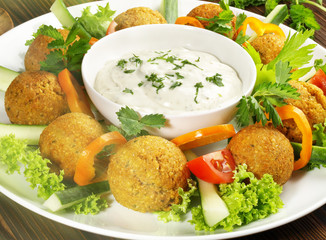 Falafel mit Joghurt-Dip