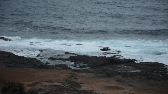 Video de paisaje canario desde altura alta de monta&ntilde;as con mar
