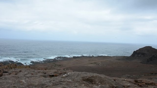 Video de paisaje canario desde altura alta de monta&ntilde;as con mar
