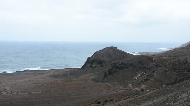 Video de paisaje canario desde altura alta de monta&ntilde;as con mar