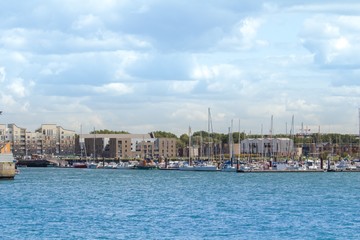 Fototapeta premium Une petite partie du port de plaisance de la ville de Dunkerque avec quelques voiliers amarrés