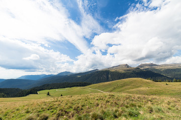 Fototapeta na wymiar Panorama montagne con cielo azzurro