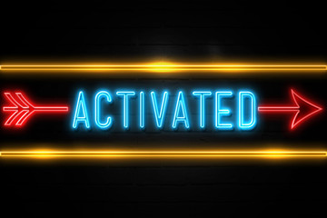 Obraz premium Activated - fluorescent Neon Sign on brickwall Front view