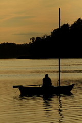 Łódź na jeziorze © shutterfil77