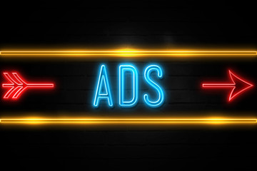 Obraz premium Ads - fluorescent Neon Sign on brickwall Front view