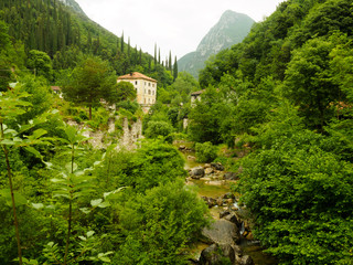 Fototapeta na wymiar Wanderroute Papiermühlental Gardasee bei Maderno, Ruinen, Italien