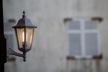 farola antigua prendida