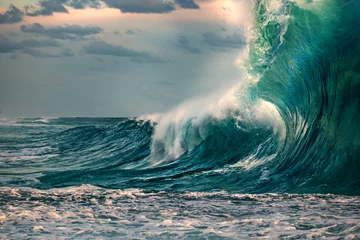 Poster Enorme oceaangolf tijdens storm. Zeewaterachtergrond in ruige omstandigheden © willyam
