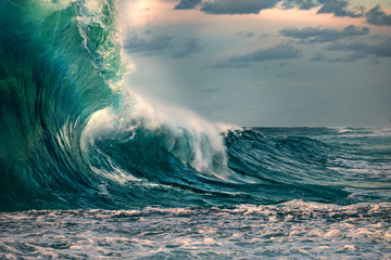 Fototapety  Ogromna fala oceaniczna podczas burzy. Tło wody morskiej w trudnych warunkach