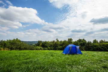 Zelten auf einer Wiese