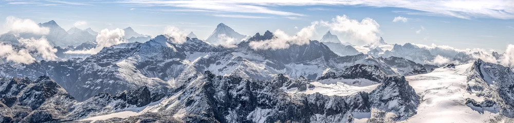 Küchenrückwand glas motiv Panoramafotos Weites Panorama einer schneebedeckten Bergkette in den Schweizer Alpen