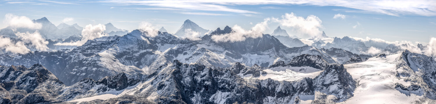 Fototapeta Szeroka panorama ośnieżonego pasma górskiego w Alpach Szwajcarskich ścienna