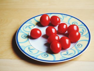 Naklejka na ściany i meble Tomaten auf einem Teller