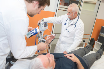 Obraz premium medical team meeting with senior man in hospital room