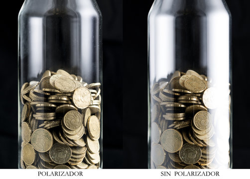 Monedas y filtro polarizador